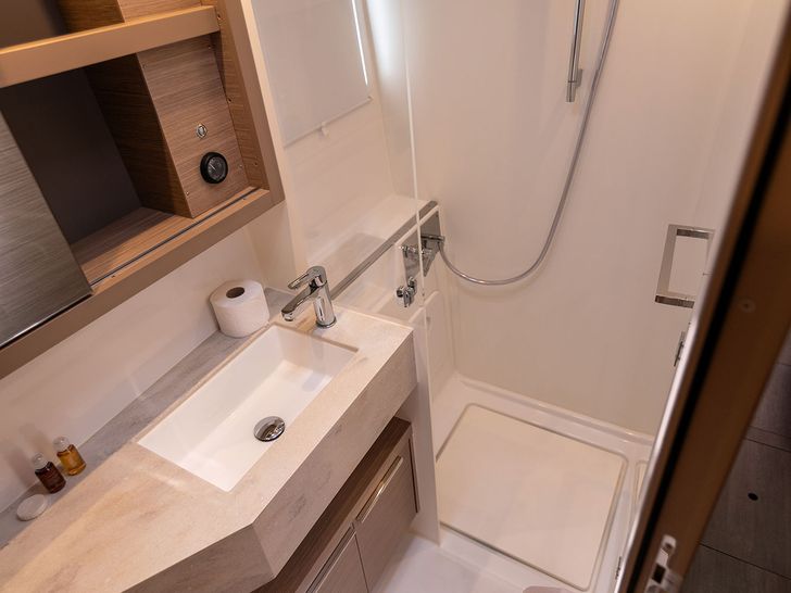 SUMMER MAGIC Lagoon 46F - cabin 1 bathroom SUMMER MAGIC Lagoon 46F - cabin 1 bathroom