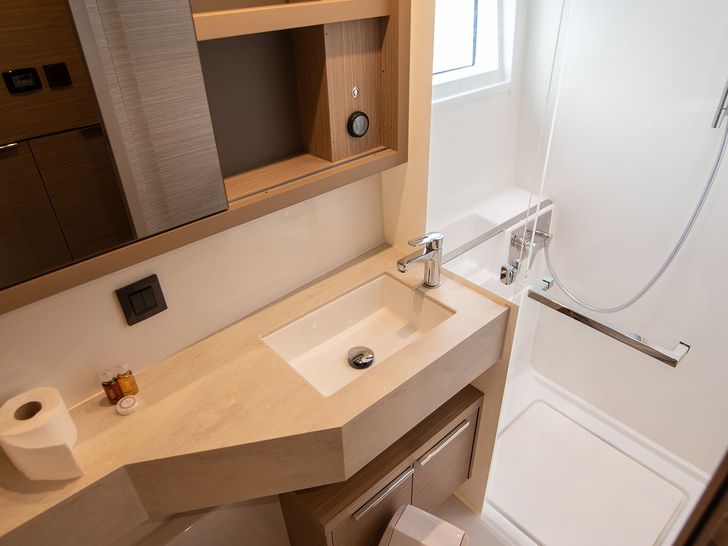 SUMMER MAGIC Lagoon 46F - cabin 2 bathroom SUMMER MAGIC Lagoon 46F - cabin 2 bathroom