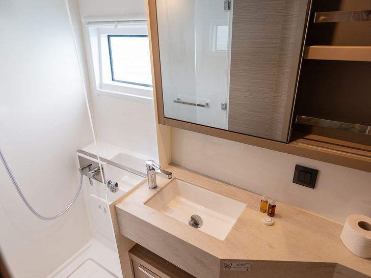SUMMER MAGIC Lagoon 46F - cabin 3 bathroom SUMMER MAGIC Lagoon 46F - cabin 3 bathroom