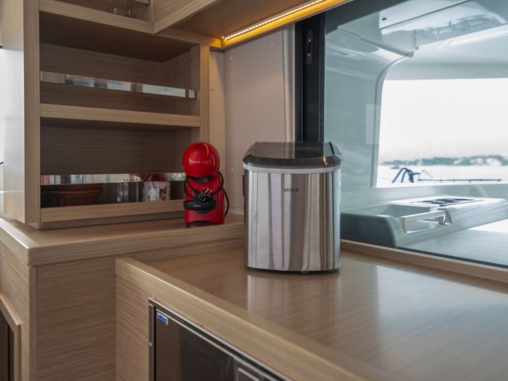 SUMMER MAGIC Lagoon 46F - galley appliances SUMMER MAGIC Lagoon 46F - galley appliances
