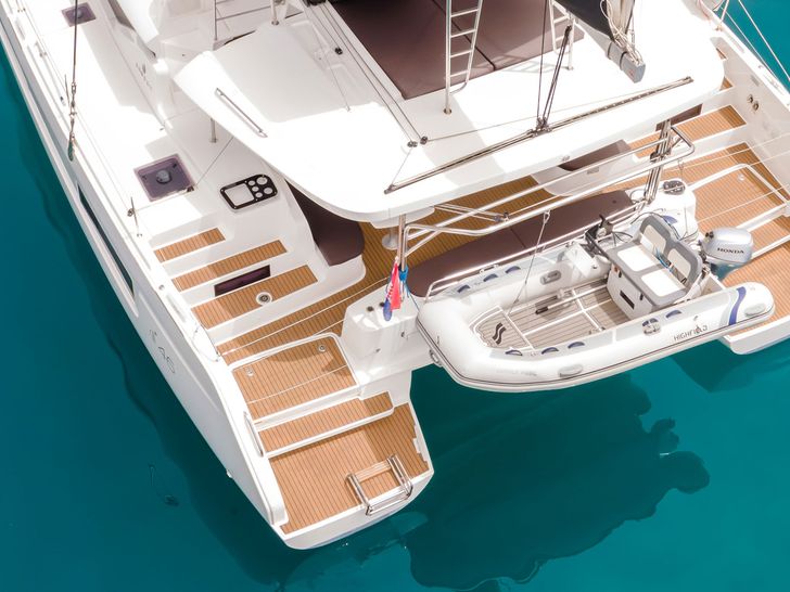 SUMMER MAGIC Lagoon 46F - stern with the tender SUMMER MAGIC Lagoon 46F - stern with the tender