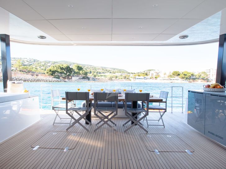 SUNBREEZE Sunreef 60 - aft deck dining area SUNBREEZE Sunreef 60 - aft deck dining area