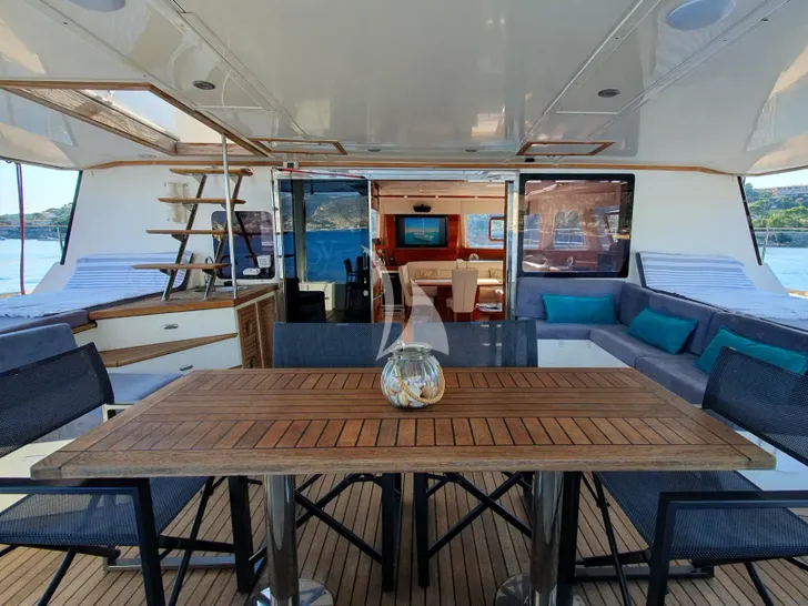 SUNNYACHT Sunreef 62 - aft deck alfresco dining area SUNNYACHT Sunreef 62 - aft deck alfresco dining area