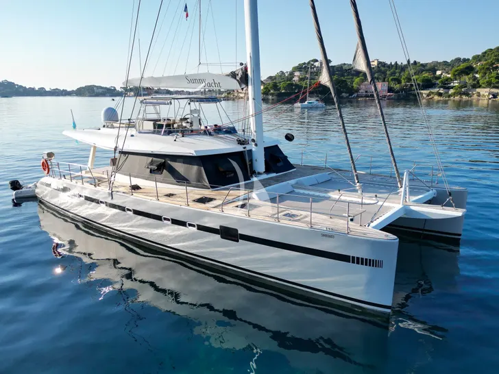 SUNNYACHT Sunreef 62 - anchored port side view SUNNYACHT Sunreef 62 - anchored port side view