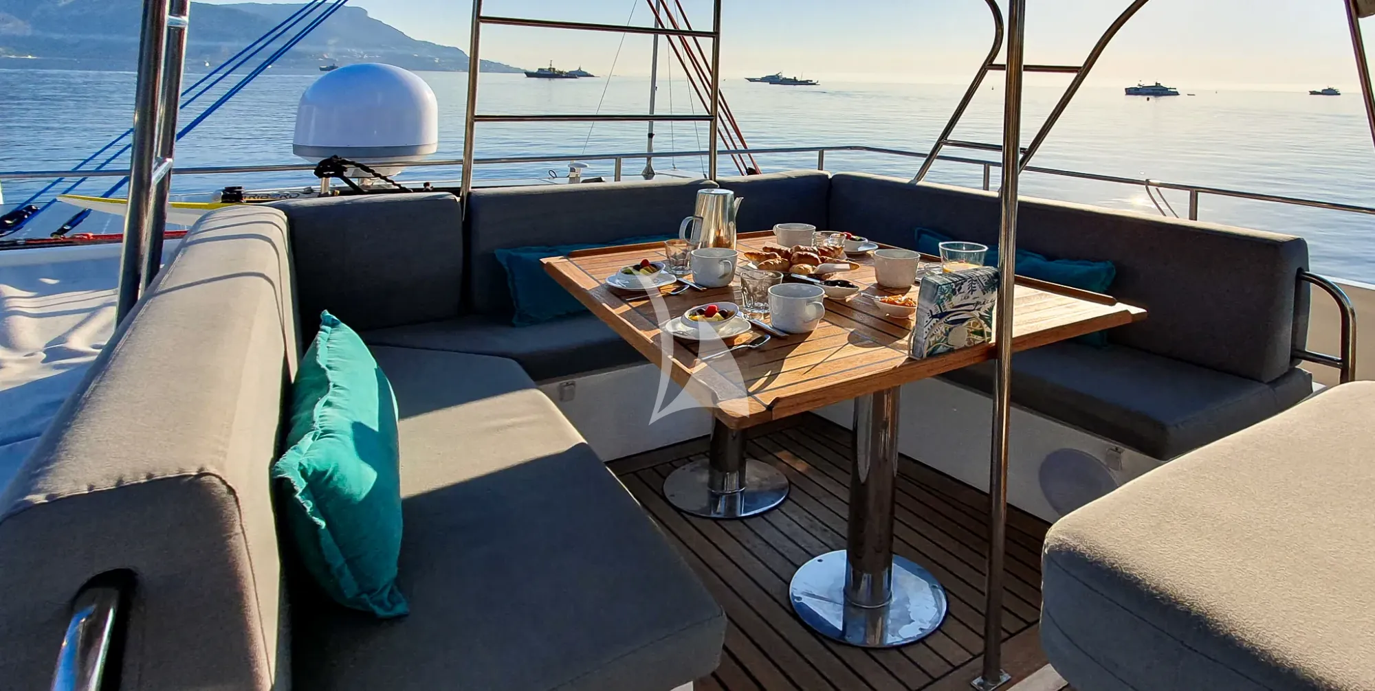 SUNNYACHT Sunreef 62 - flybridge seating and dining