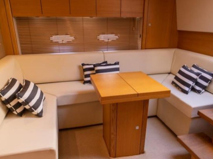 Sunseeker Portofino 48 - saloon seating Sunseeker Portofino 48 - saloon seating
