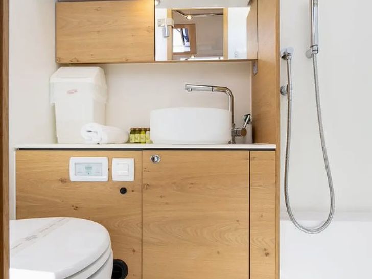 SUPREME Elan Impression 43 - cabin lavatory and toilet SUPREME Elan Impression 43 - cabin lavatory and toilet