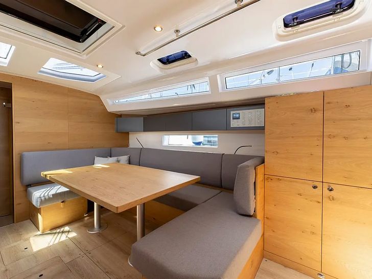 SUPREME Elan Impression 43 - saloon seating and dining area SUPREME Elan Impression 43 - saloon seating and dining area