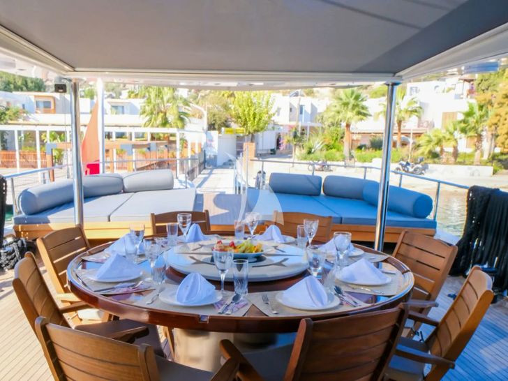 SURREYA ADA Yacht Works 33m - alfresco dining set up SURREYA ADA Yacht Works 33m - alfresco dining set up