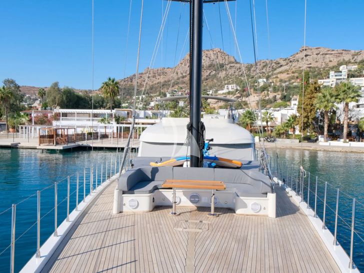 SURREYA ADA Yacht Works 33m - foredeck SURREYA ADA Yacht Works 33m - foredeck