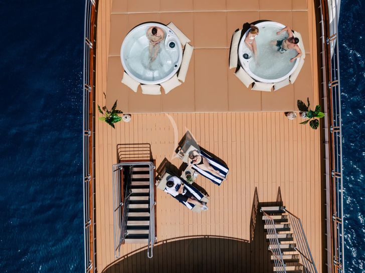 SYMPHONY Custom Yacht 52m - jacuzzis SYMPHONY Custom Yacht 52m - jacuzzis