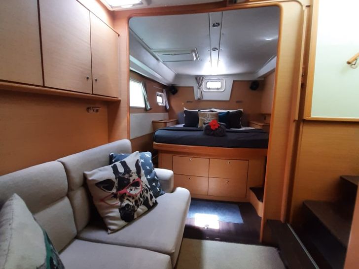 SAND STAR Lagoon 500 - master cabin seating and bed SAND STAR Lagoon 500 - master cabin seating and bed