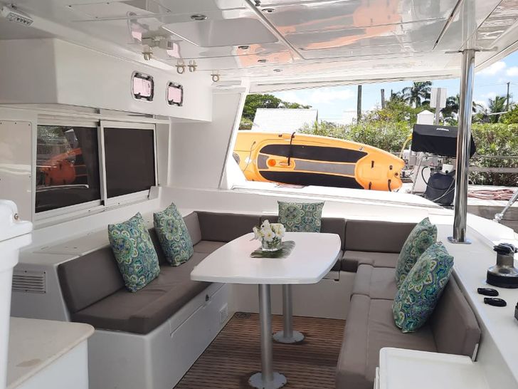 SAND STAR Lagoon 500 - aft deck seating and dining area SAND STAR Lagoon 500 - aft deck seating and dining area