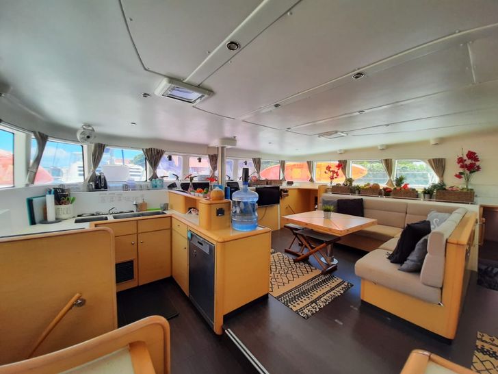 SAND STAR Lagoon 500 - saloon and galley SAND STAR Lagoon 500 - saloon and galley