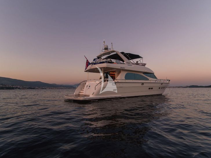 HAPPY 3 - Stern shot from the waterline HAPPY 3 - Stern shot from the waterline