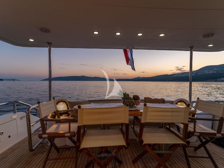 HAPPY 3 - Evening outside dining area HAPPY 3 - Evening outside dining area