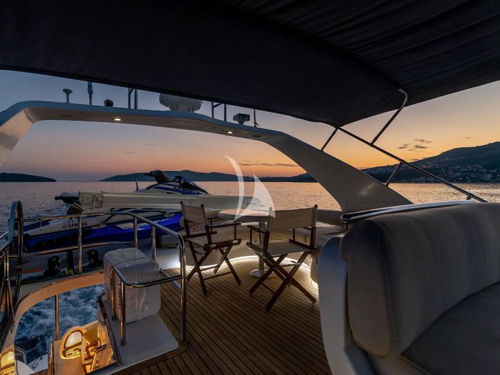 HAPPY 3 - flybridge rear seating HAPPY 3 - flybridge rear seating