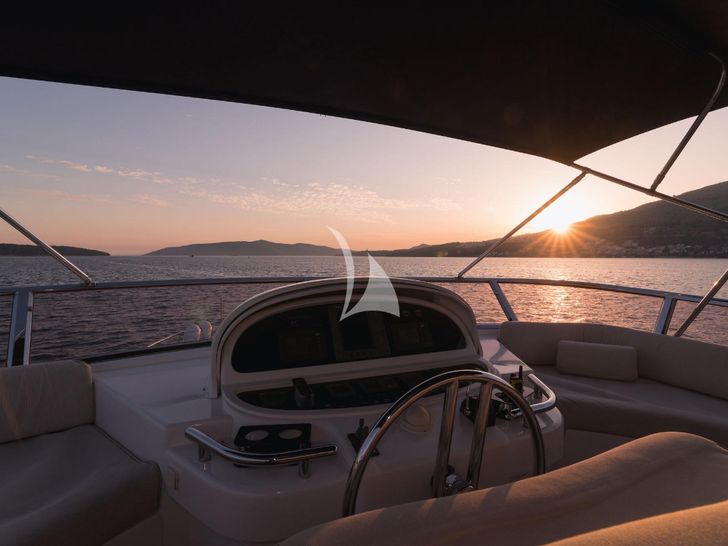 HAPPY 3 - flybridge helm station HAPPY 3 - flybridge helm station