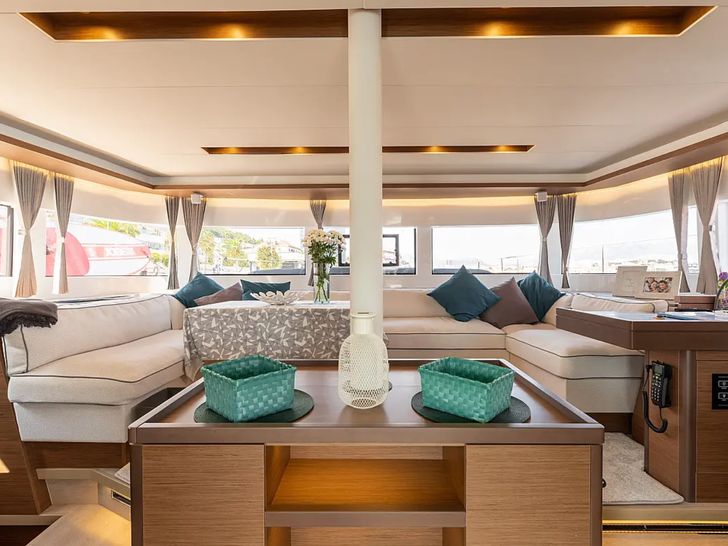 LAGOON 50 - saloon seating area LAGOON 50 - saloon seating area