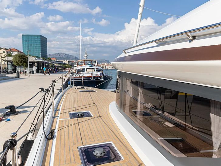 LAGOON 50 - side walkway LAGOON 50 - side walkway