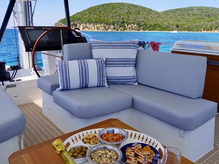 MAURICE Fountaine Pajot 59 - flybridge seating MAURICE Fountaine Pajot 59 - flybridge seating