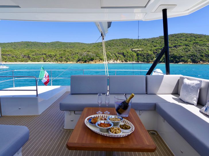 MAURICE Fountaine Pajot 59 - flybridge lounge MAURICE Fountaine Pajot 59 - flybridge lounge