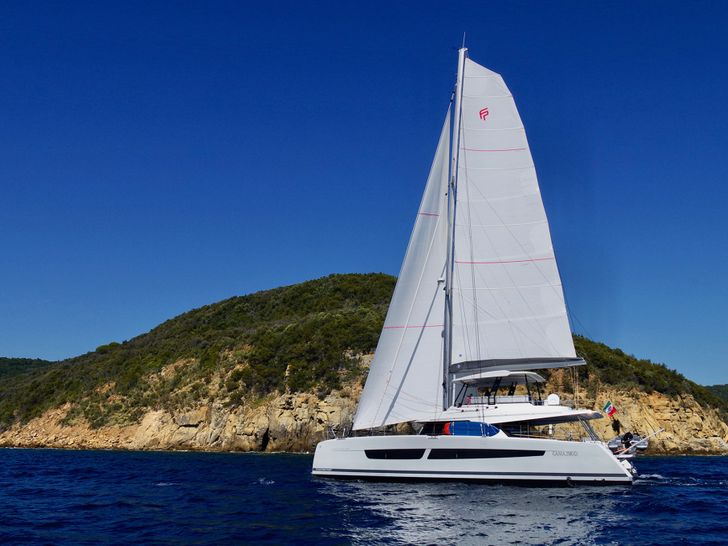 MAURICE Fountaine Pajot 59 - sailing side profile MAURICE Fountaine Pajot 59 - sailing side profile