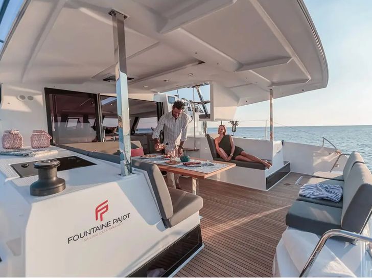 Isla 40-aft deck Isla 40-aft deck