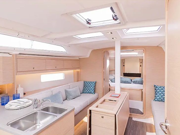 Dufour 37 - interior seating area Dufour 37 - interior seating area