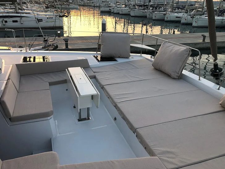 Bali 4.8 - Bow area Bali 4.8 - Bow area