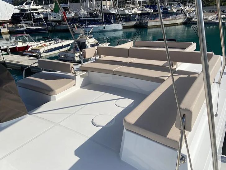 Bali 4.8 - Flybridge Bali 4.8 - Flybridge