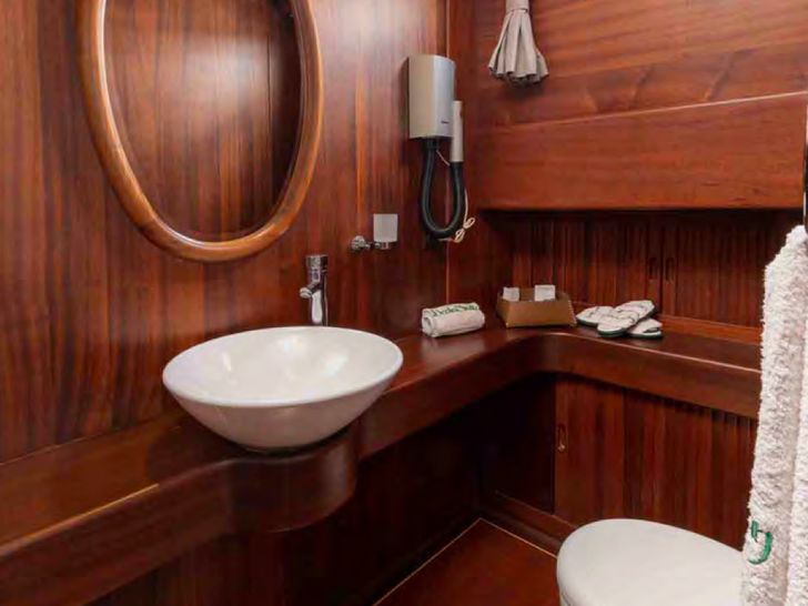 BEDIA SULTAN Gulet 35m - VIP cabin 2 bathroom BEDIA SULTAN Gulet 35m - VIP cabin 2 bathroom
