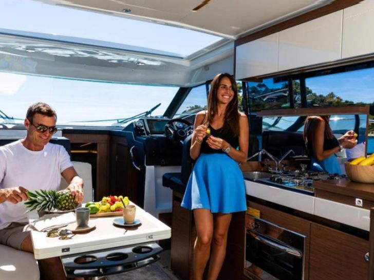 Jeanneau 37 NC - guests in the saloon Jeanneau 37 NC - guests in the saloon