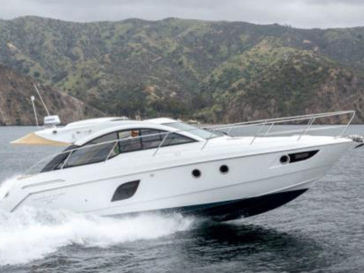 Gran Turismo 38 White - cruising Gran Turismo 38 White - cruising