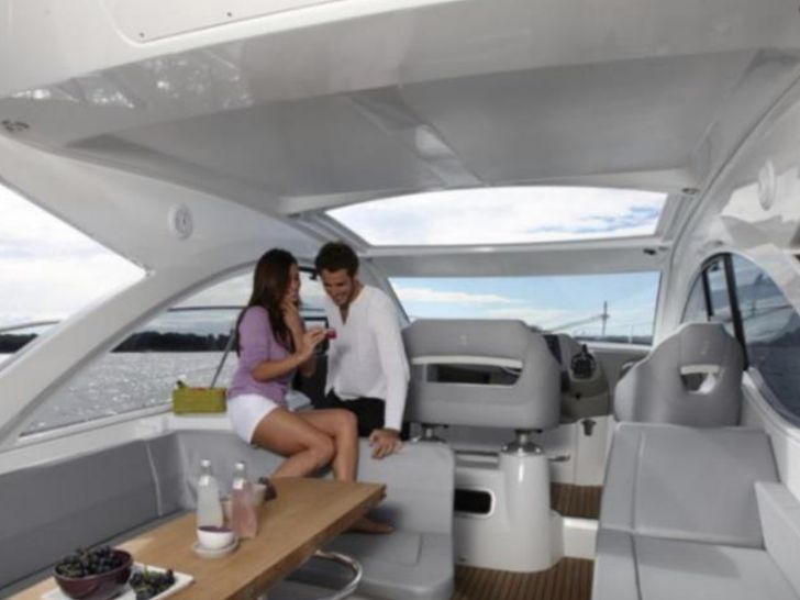 Gran Turismo 38 White - saloon Gran Turismo 38 White - saloon