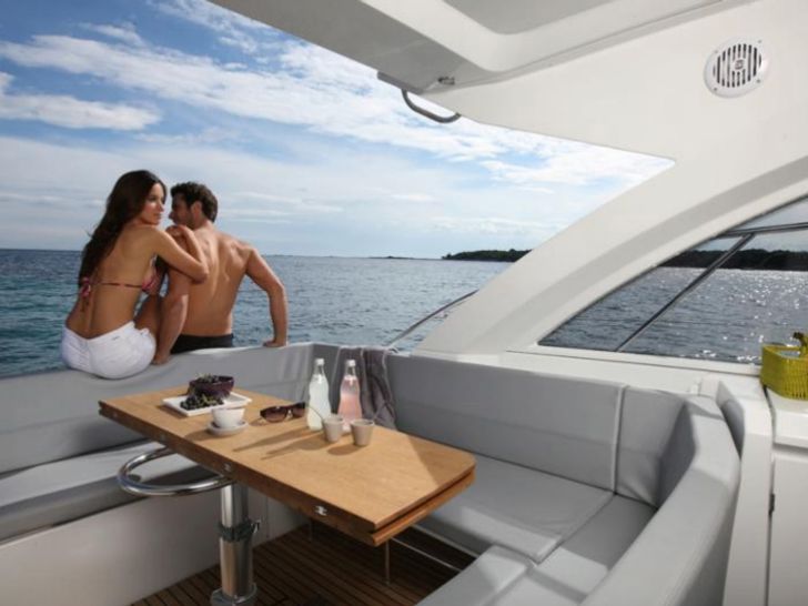 Gran Turismo 38 White - alfresco lounge Gran Turismo 38 White - alfresco lounge