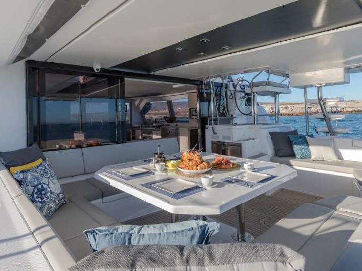 NEVER GIVE UP Leopard 50 - aft alfresco dining area NEVER GIVE UP Leopard 50 - aft alfresco dining area