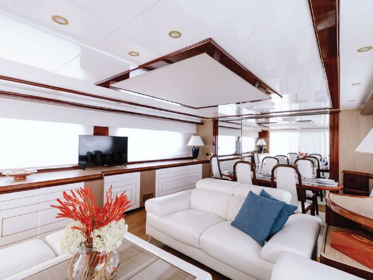 SYMPATICO Posillipo Technema 80 - saloon seating and dining SYMPATICO Posillipo Technema 80 - saloon seating and dining