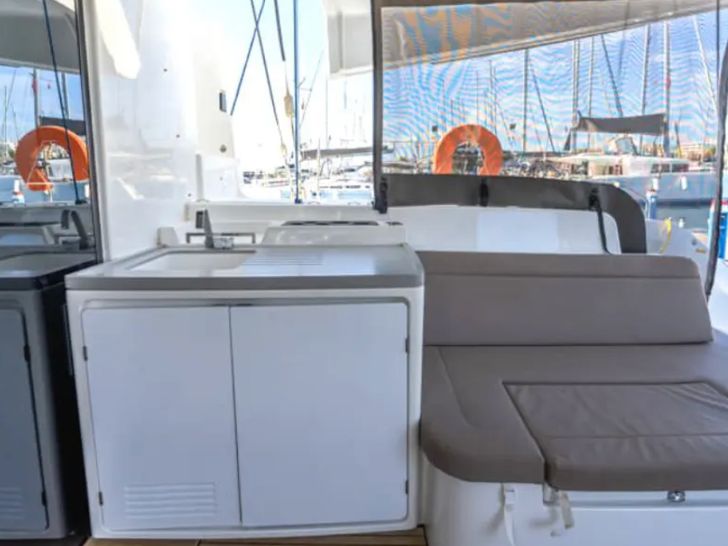 PELAGIC CAT Lagoon 50 - aft deck kitchenette PELAGIC CAT Lagoon 50 - aft deck kitchenette