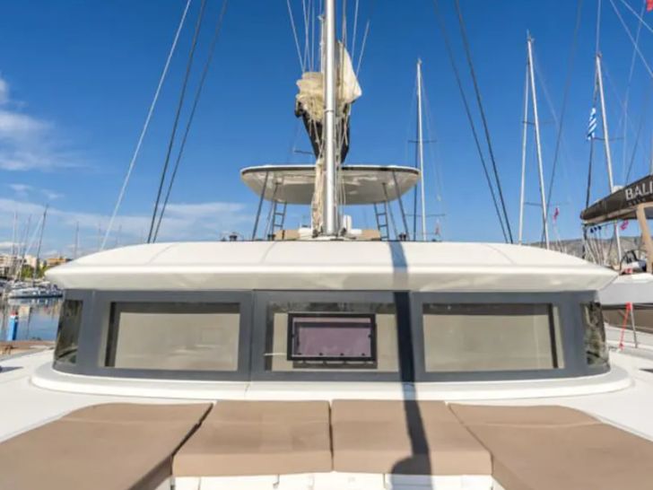 PELAGIC CAT Lagoon 50 - foredeck bronzing PELAGIC CAT Lagoon 50 - foredeck bronzing