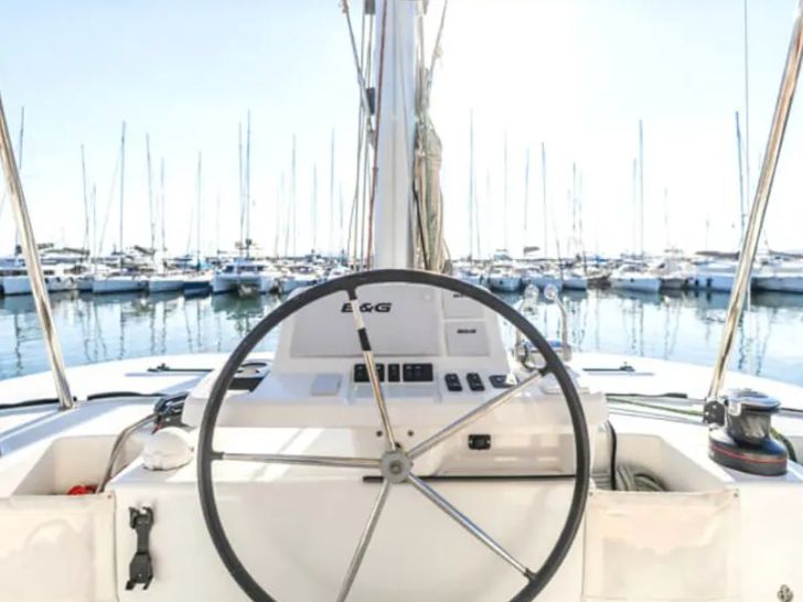 PELAGIC CAT Lagoon 50 - flybridge helm PELAGIC CAT Lagoon 50 - flybridge helm