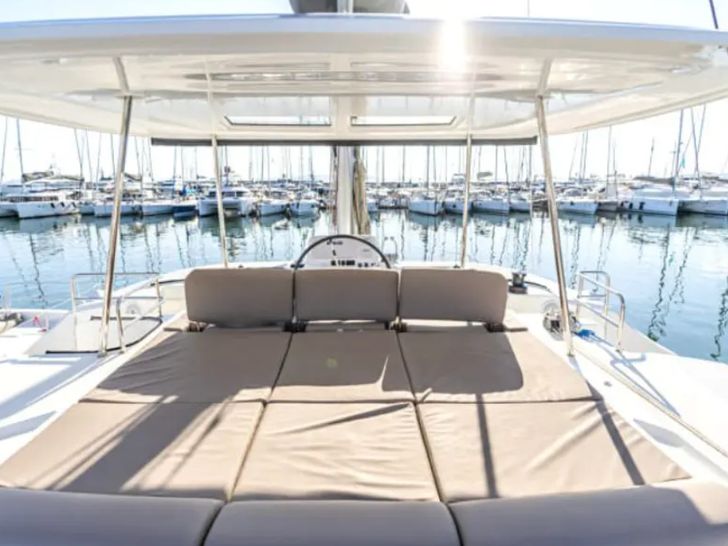 PELAGIC CAT Lagoon 50 - flybridge bronzing area PELAGIC CAT Lagoon 50 - flybridge bronzing area
