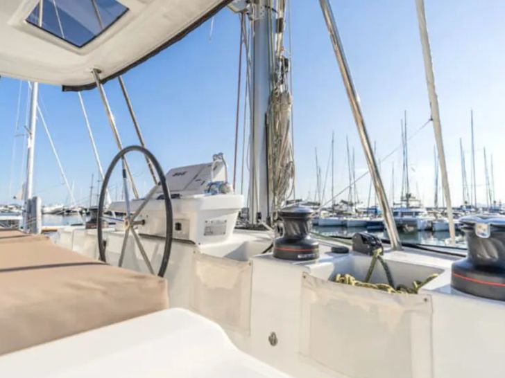 PELAGIC CAT Lagoon 50 - flybridge helm other angle PELAGIC CAT Lagoon 50 - flybridge helm other angle