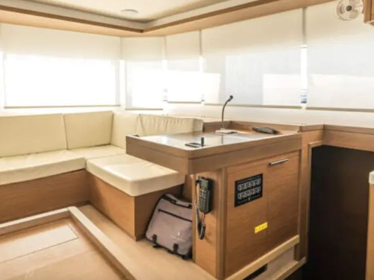PELAGIC CAT Lagoon 50 - saloon and navigation center PELAGIC CAT Lagoon 50 - saloon and navigation center