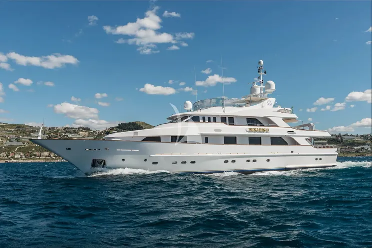 Charter Yacht DESAMIS - Benetti 40m - 5 Cabin - French Riviera - Greece - Croatia - Slovenia - Venice