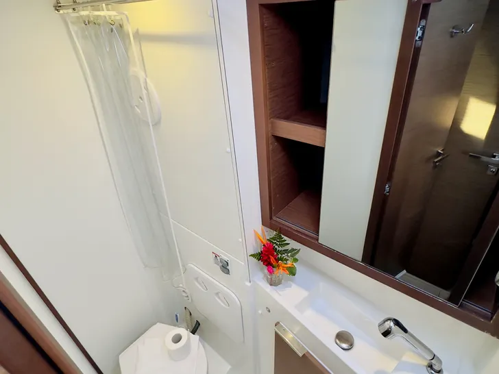 LAGOON 40 - cabin 1 bathroom LAGOON 40 - cabin 1 bathroom