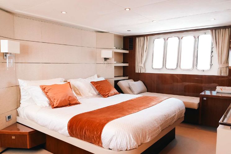 Charter Yacht PRINCESS 81 - Amalfi Coast Day Charter Yacht - 3 Cabins - Naples - Capri - Positano - Italy