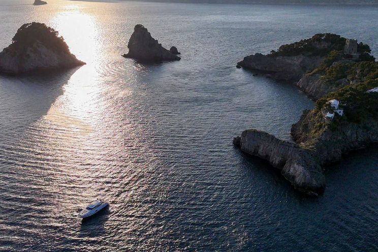 Charter Yacht PRINCESS 81 - Amalfi Coast Day Charter Yacht - 3 Cabins - Naples - Capri - Positano - Italy