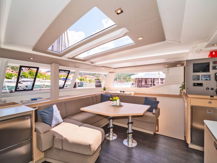 FIRST LIFE Fountaine Pajot Tanna 47 - saloon FIRST LIFE Fountaine Pajot Tanna 47 - saloon
