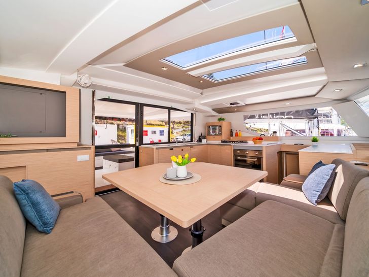 FIRST LIFE Fountaine Pajot Tanna 47 - dining area FIRST LIFE Fountaine Pajot Tanna 47 - dining area